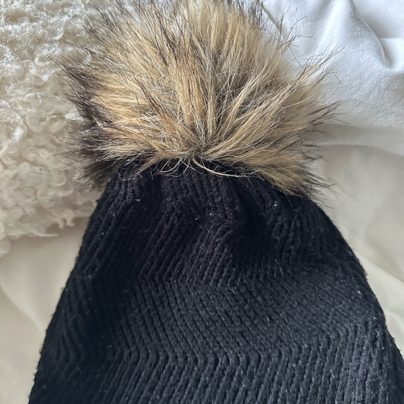 Aritzia Winter Hat - Picture 3 of 4